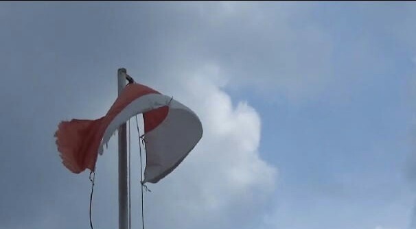 Kampung Pasar Batang Mengibarkan Lambang Negara Bendera Merah Putih Yang Sudah Rusak.