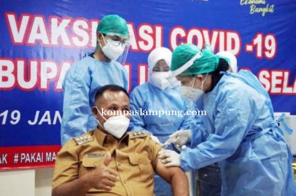 Bupati Lamsel Pertama Kali Vaksin Covid-19, Warga Diminta Disiplin 3M