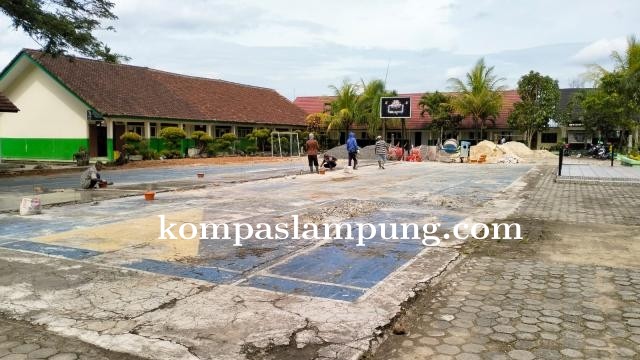 Biar Lebih Fresh, Kepala SMA Negeri 2 Metro Rehab Lapangan Sekolah