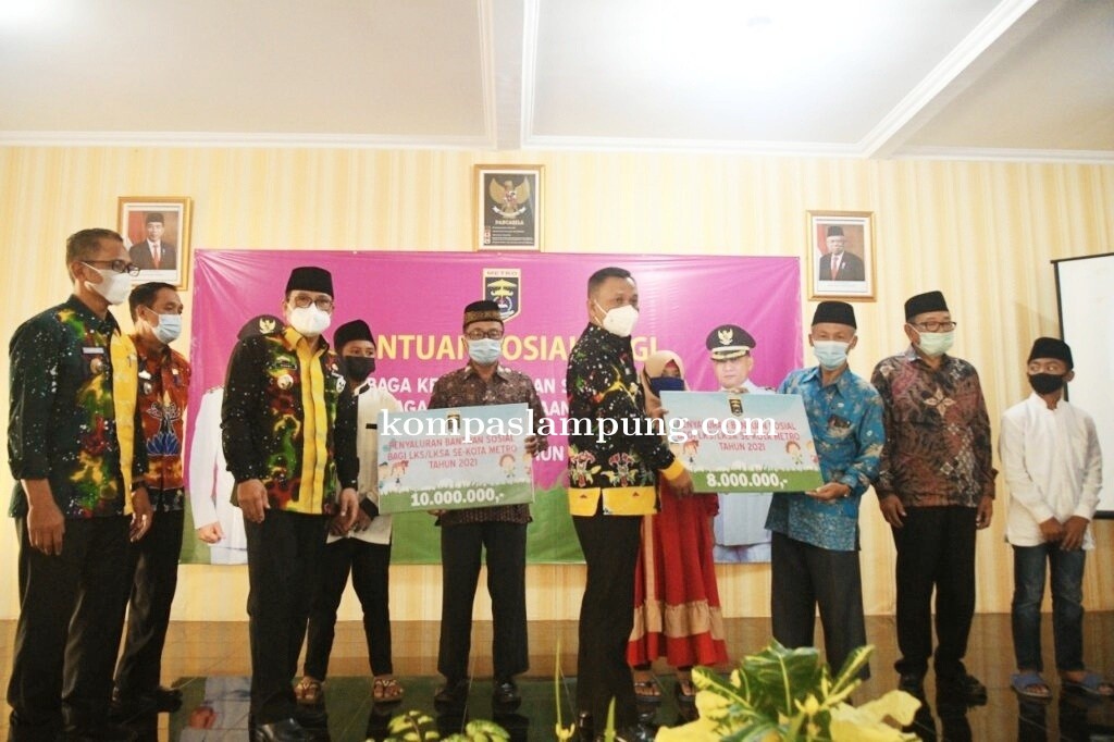Penyerahan Secara Simbolis Bantuan Sosial LKS dan LKSA oleh Walikota Metro