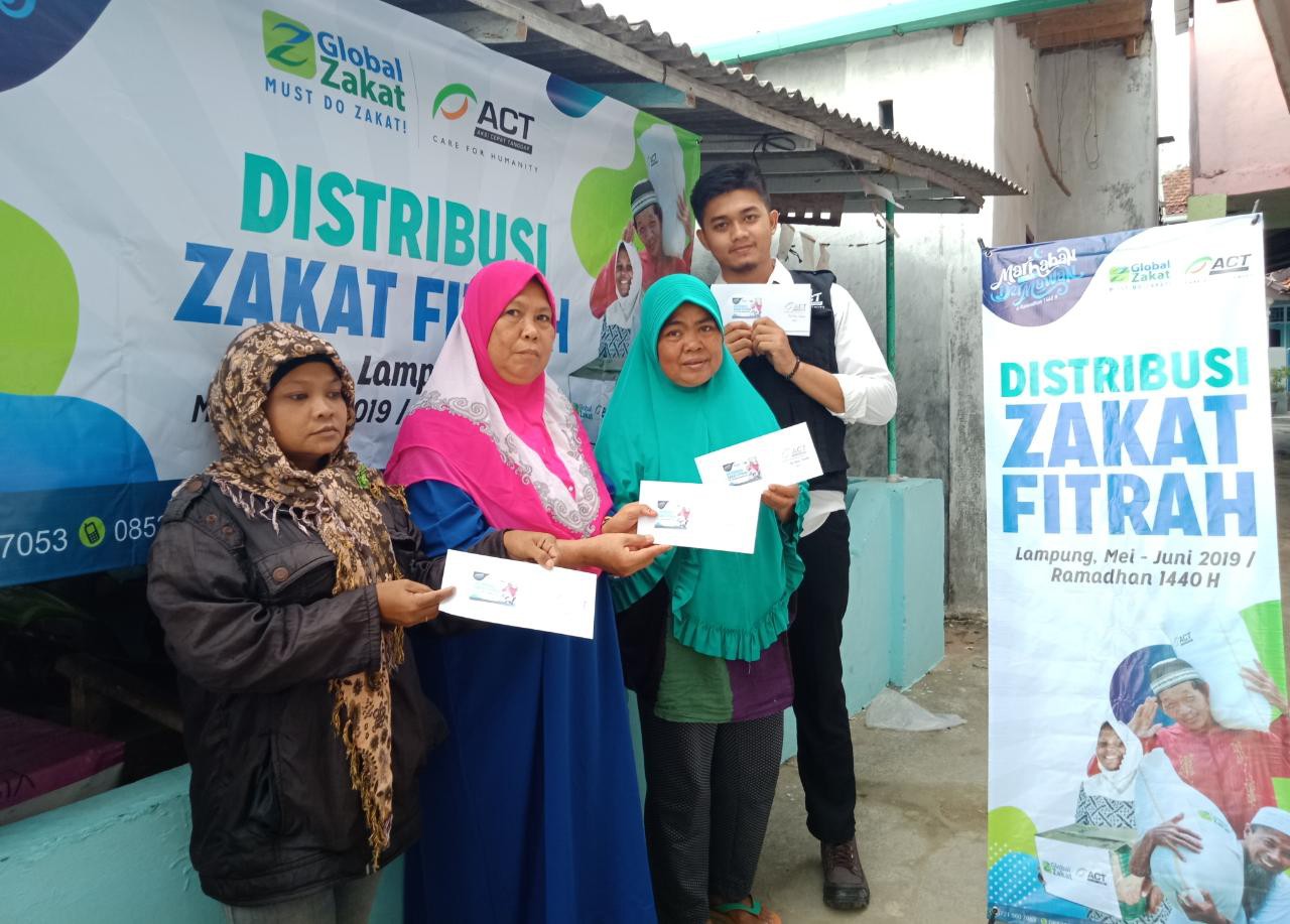 ACT Lampung Bagikan Zakat Fitrah Ke Warga Pesisir Bandar Lampung