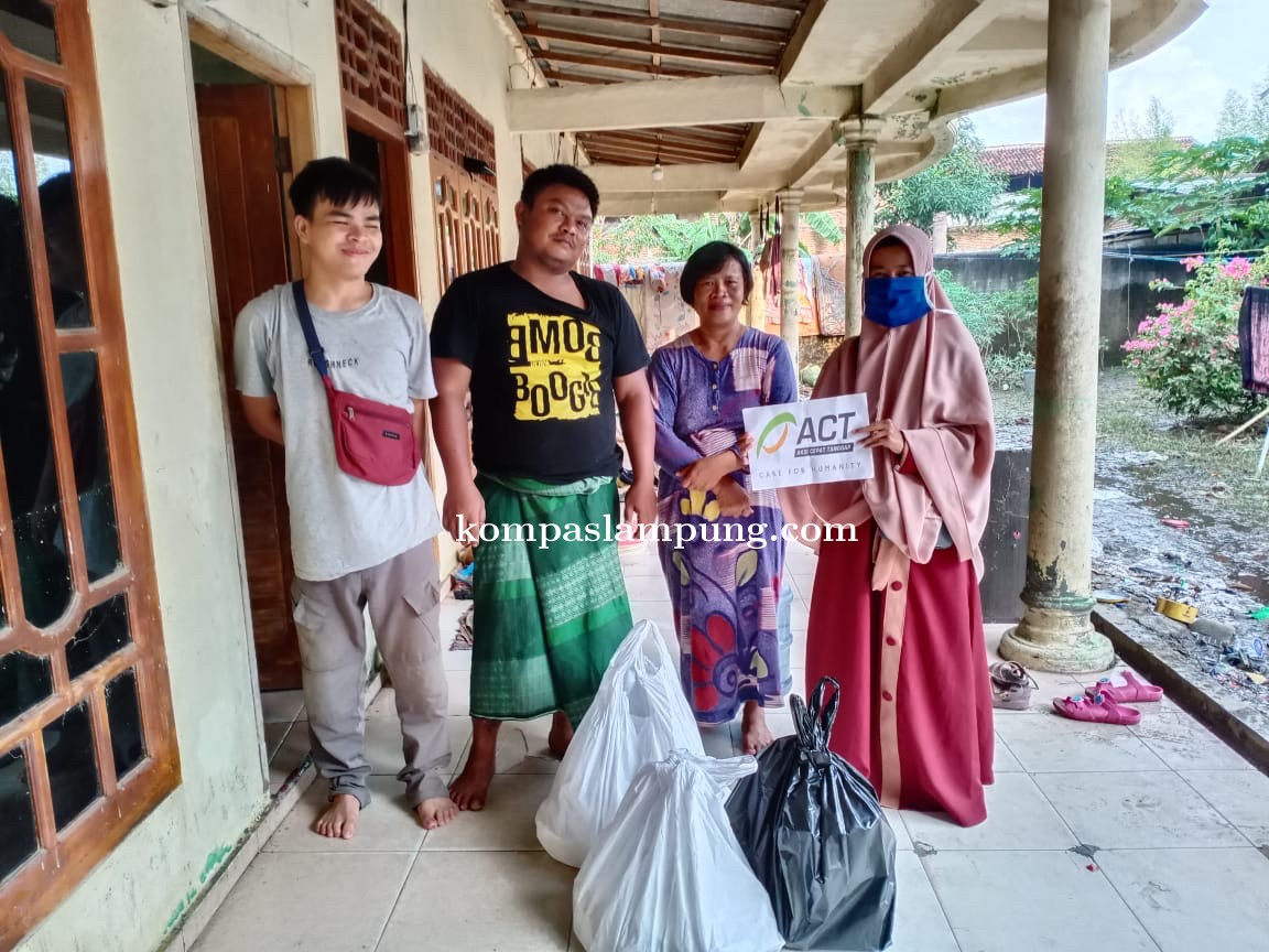 ACT Lampung Beri Bantuan Untuk Warga Terdampak Banjir Kalibalau Kencana Dan Labuhan Dalam