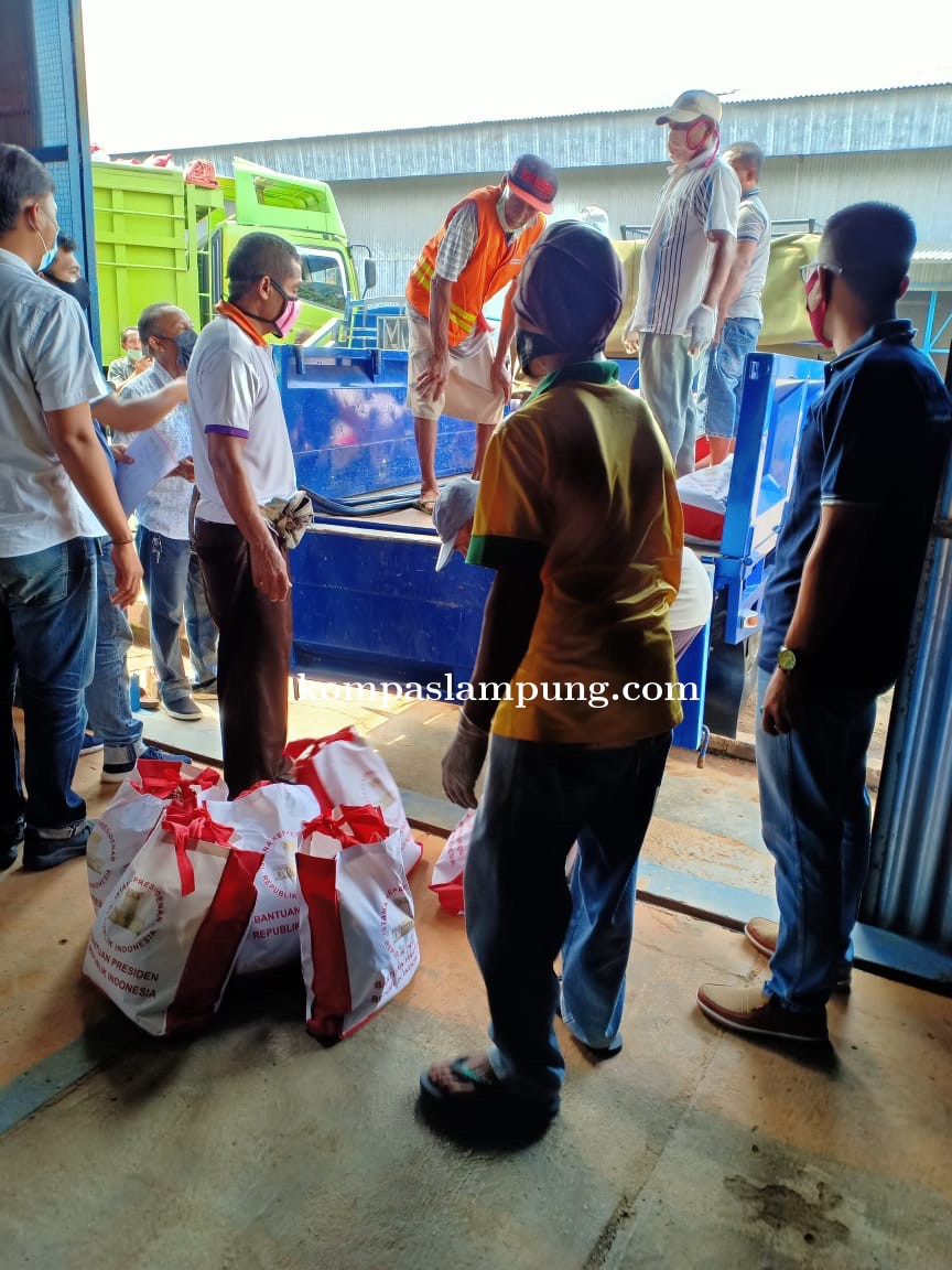 Presiden Jokowi Berikan Bantuan 4.400 Paket Sembako Di 22 Kelurahan Se Kota Metro