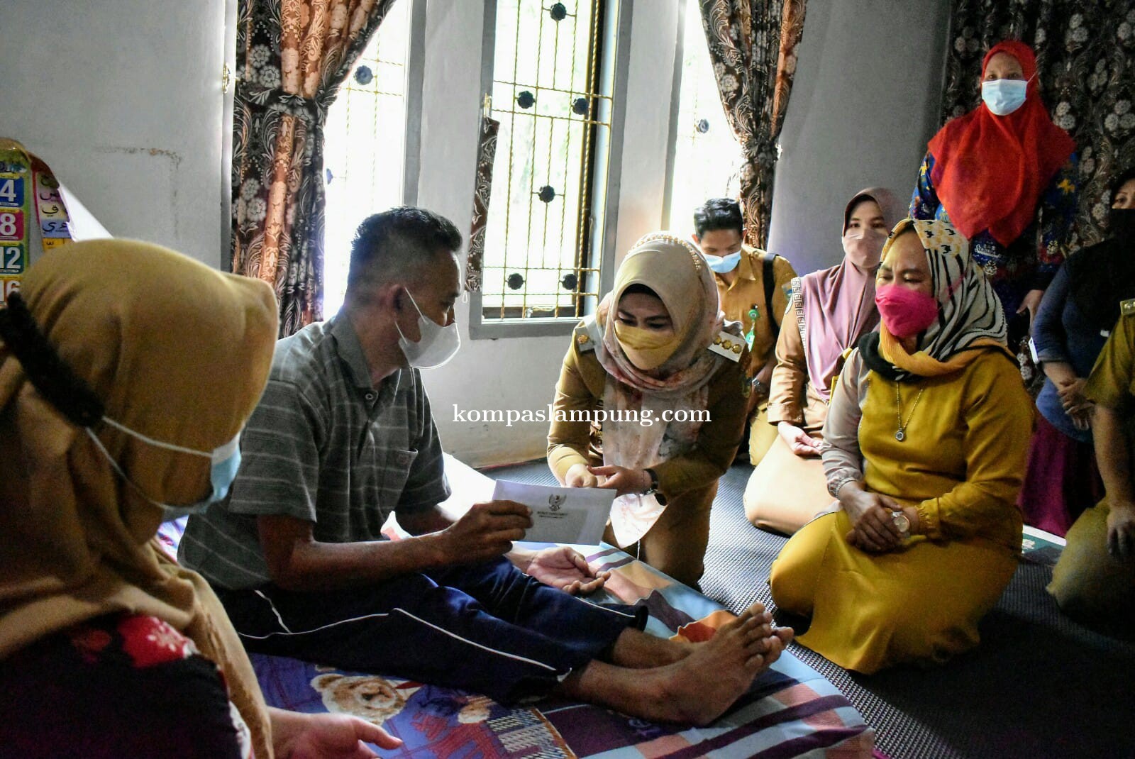 Bupati Tanggamus Berikan Bantuan dan Dukungan Moral Kepada Warganya Yang Sakit