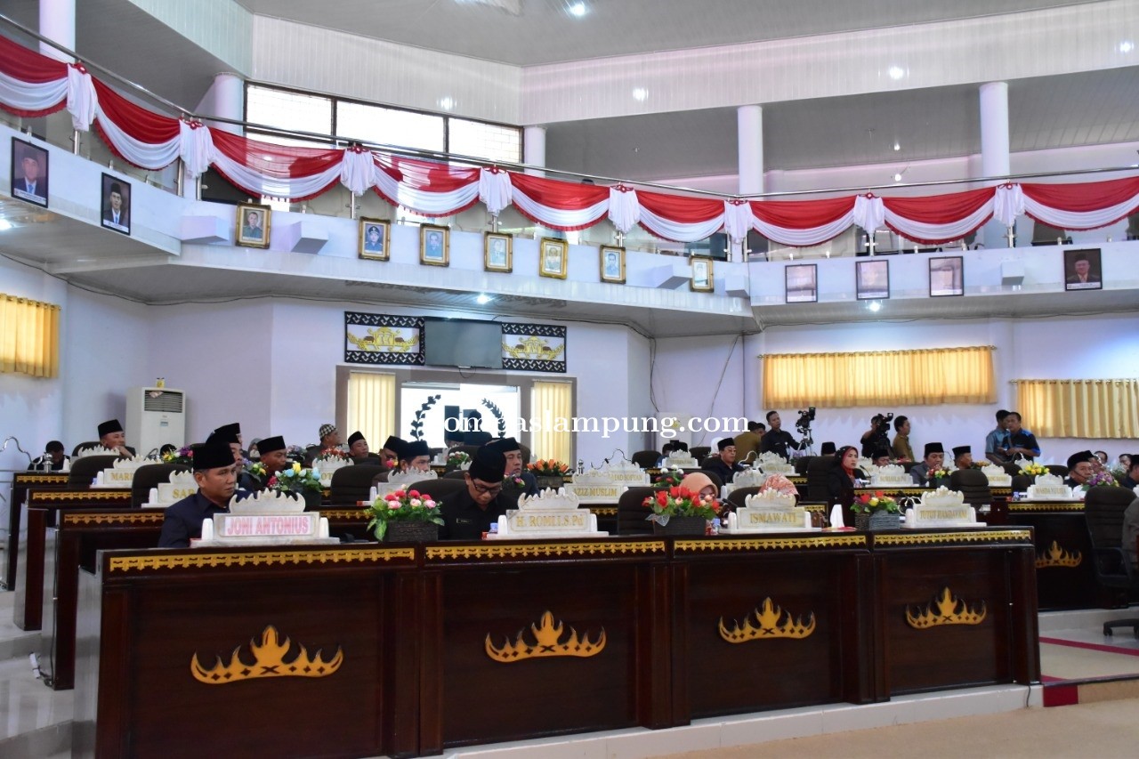 Bupati Way Kanan Adipati Hadiri Paripurna Pengesahan Raperda Perubahan APBD Tahun 2019