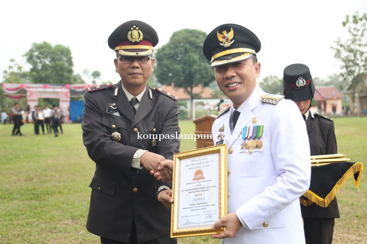 Bupati Way Kanan Terima Penghargaan Sebagai Juara 1 Menembak
