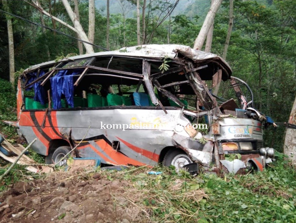 Bus Rombongan Siswa SMA Dari Metro Terperosok Ke Jurang, 3 Orang Meninggal Di Tempat