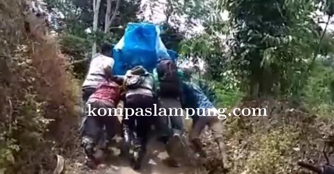 Butuh Waktu Enam Jam Petugas Distribusikan Logistik ke 2 TPS di Pegunungan Cukuh Balak
