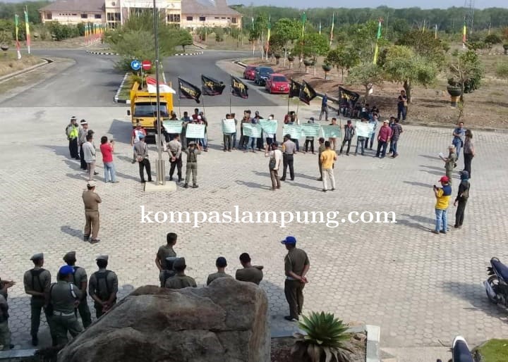 Masa Demo Di Depan Kantor Bupati Tuba Barat, Terkait Dugaan Penyimpangan Beberapa Proyek Di Tubaba