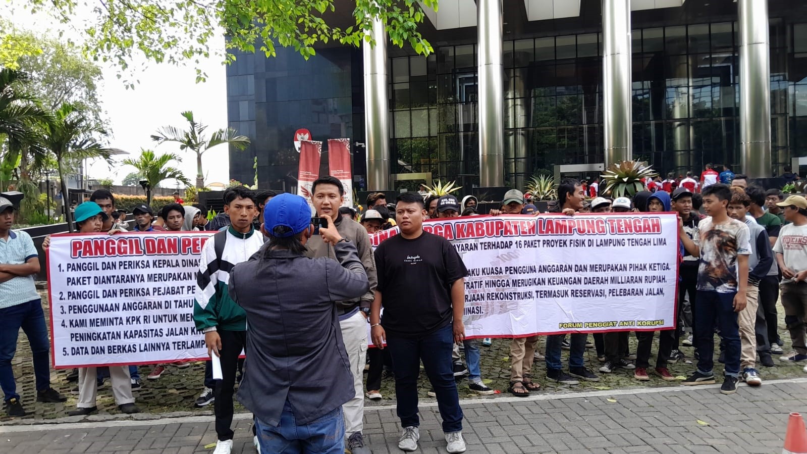 Forum Penggiat Anti Korupsi (FPAK) dan DPP LSM Lira Gelar Aksi Damai di Depan Gedung KPK RI