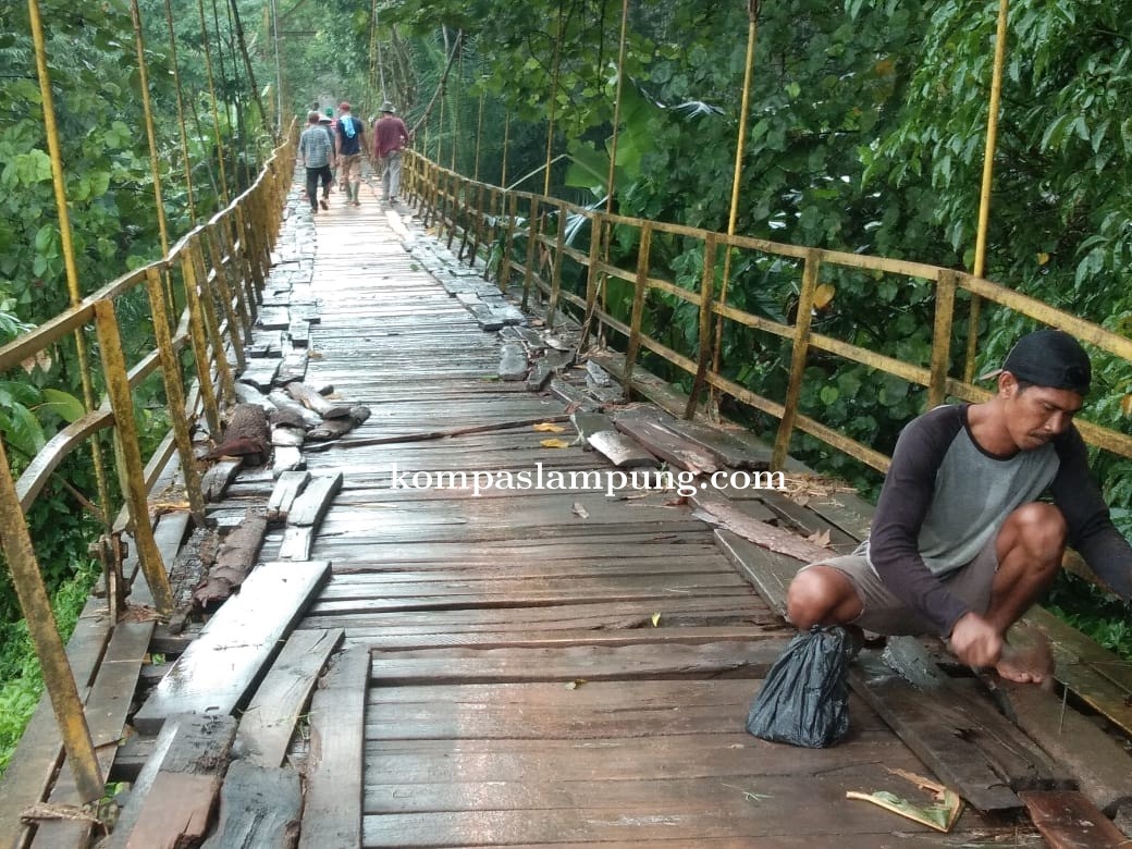 Dengan Kesadaran Masyarakat, Jembatan Gantung Desa Buana Sakti Diperbaiki Secara Swadaya