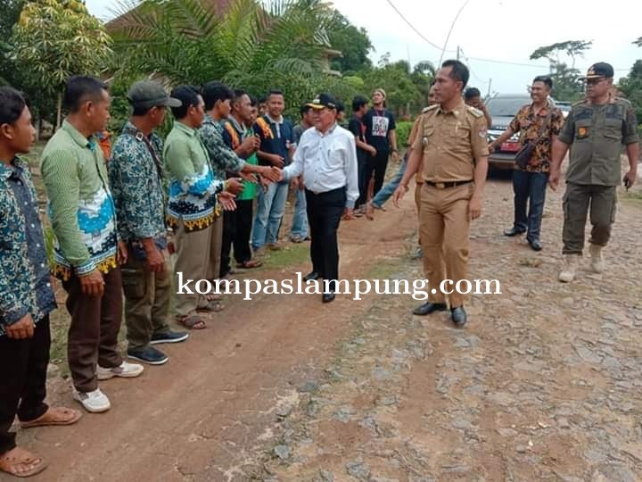 Bupati Mesuji Sambangi Rumah Warga Yang Terbakar