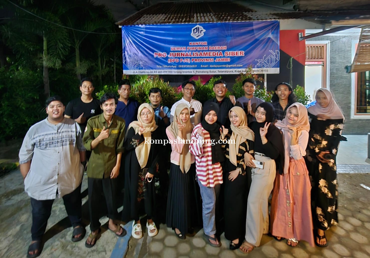Pengurus DPD PJS Jambi berfoto di depan kantor DPD usai buka puasa bersama, Sabtu (15/03/2025)
