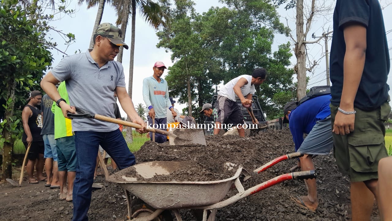 Warganet Kaget, Wali Kota Metro Ikut Gotong Royong Dump Jalan Garuda