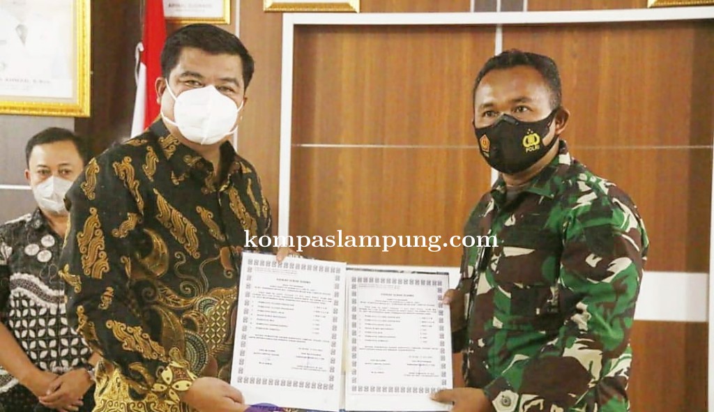Penandatanganan Naskah Serah Terima Hasil Pelaksanaan Karya Bakti TNI Kodim 0411/KM TA 2021