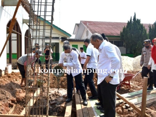 Wakil Walikota Peletakan Batu Pertama di Masjid AL-Firdaus SMA Negeri 2 Metro
