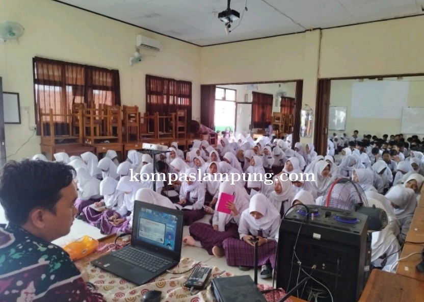 SMAN 2 Metro Ikuti Kegiatan Zoom Meeting Terkait Digital Literasi