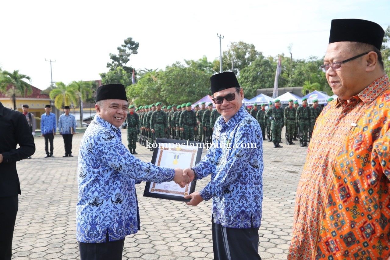 Kepala Dinas Koperasi dan UKM Kabupaten Way Kanan Terima Penghargaan Lencana Karya Bhakti Koperasi