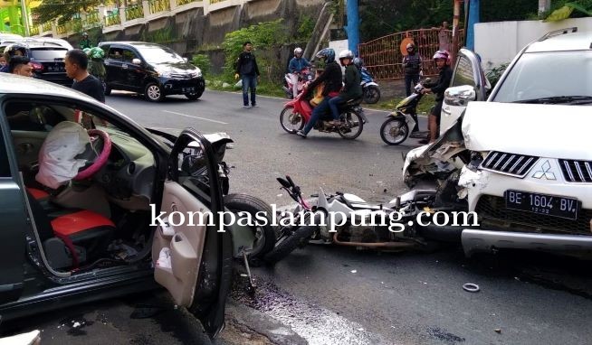 2 Mobil dan 1 Motor Ringsek Akibat Tabrakan Beruntun
