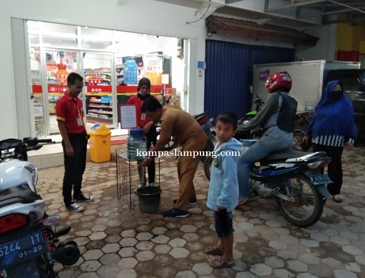 Bupati Mesuji Saply TH Menghimbau Seluruh Pertokoan Minimarket DLL Menyediakan Tempat Cuci Tangan