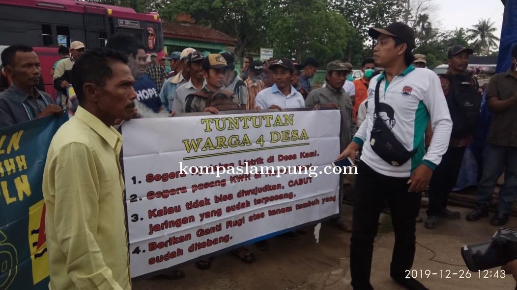 Kantor PLN Didatangi Masyarakat Dari Tujuh Desa Yang Ada Di Kabupaten Mesuji