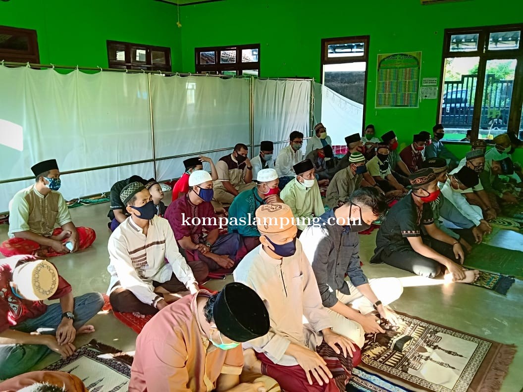 Masyarakat Desa Banjarejo Batanghari Tetap Laksanakan Sholat Idul Fitri Di Musholla