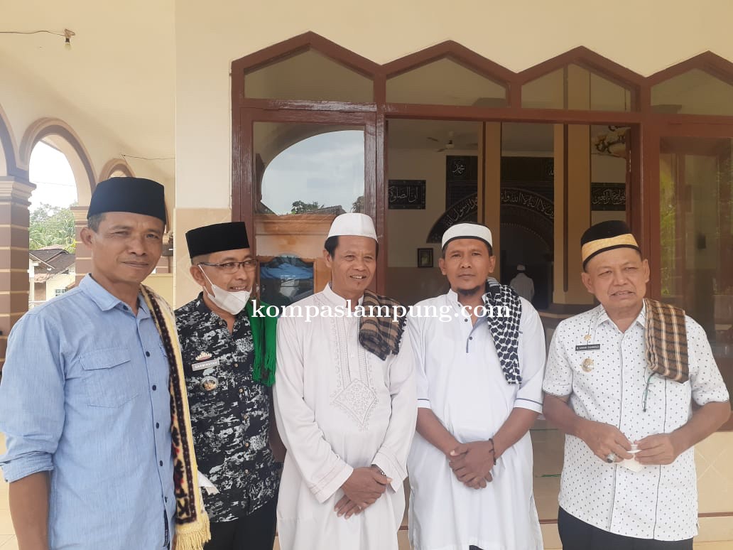 Usai Jadi Khatib Sholat Jumat, Bupati Lampung Timur Pantau Operasi Pasar di Desa Nabang Baru
