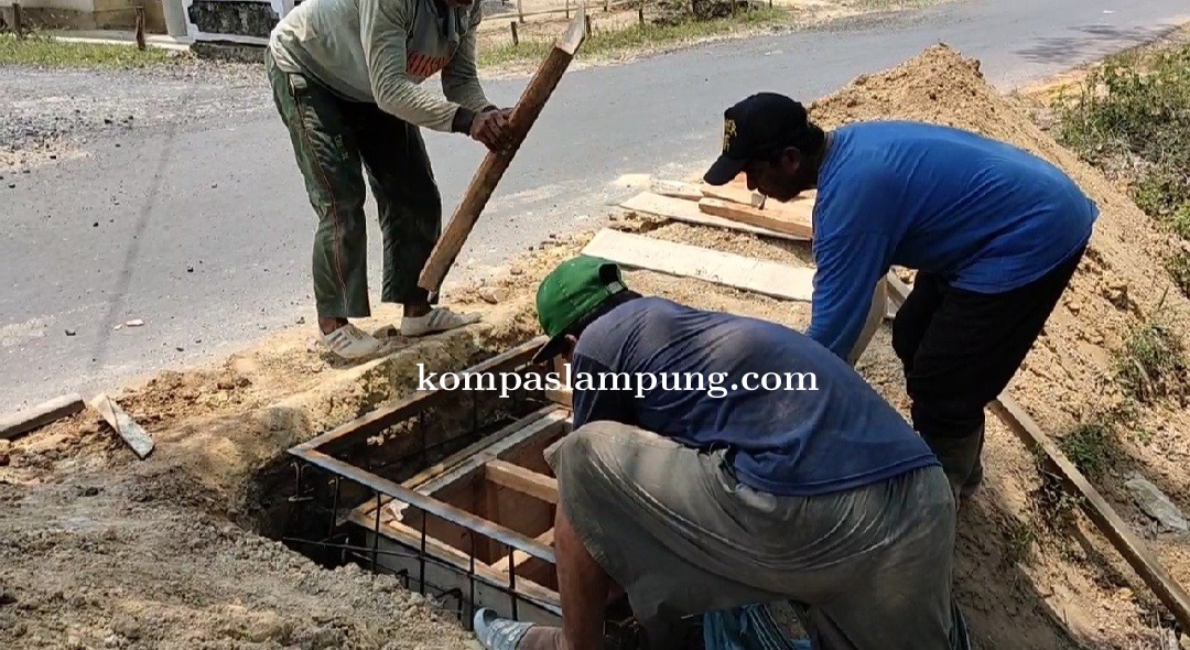 Proyek Galian Kabel Fiber Optic Tanpa Rambu Dinilai Bahayakan Warga Dan Pengguna Jalan