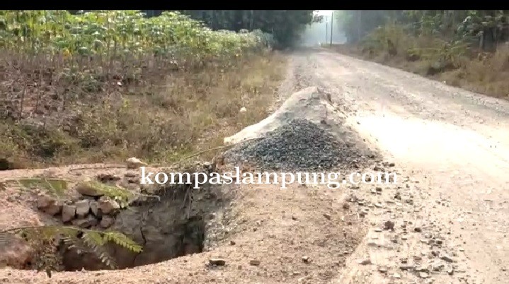 Sejak Berita Pengerjaan Galian Kabel Optic Diterbitkan, Pemborong Masih Abaikan Aturan K3 Nya
