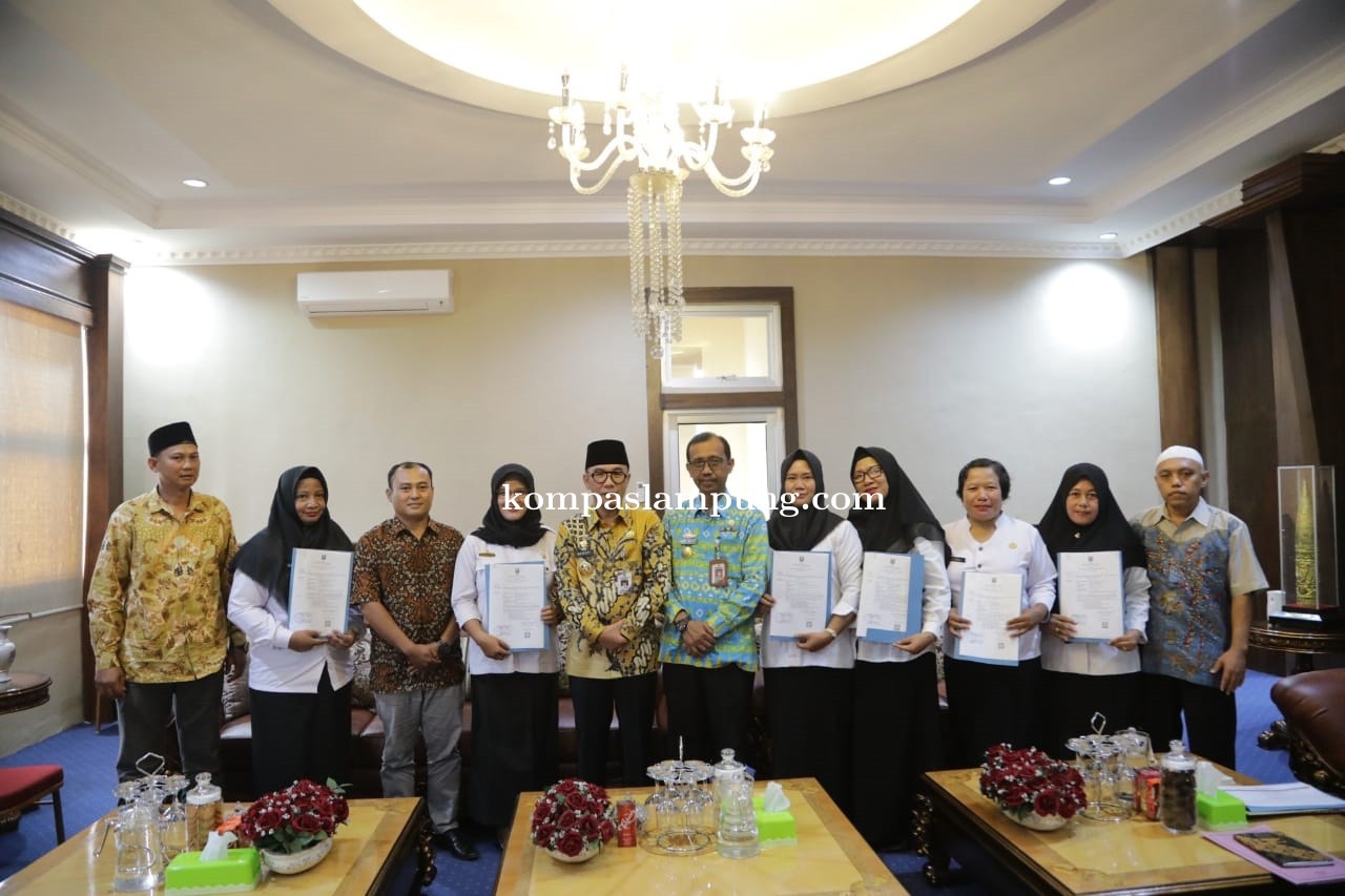 6 CPNS Bidan PTT Terima SK Dari Bupati Way Kanan
