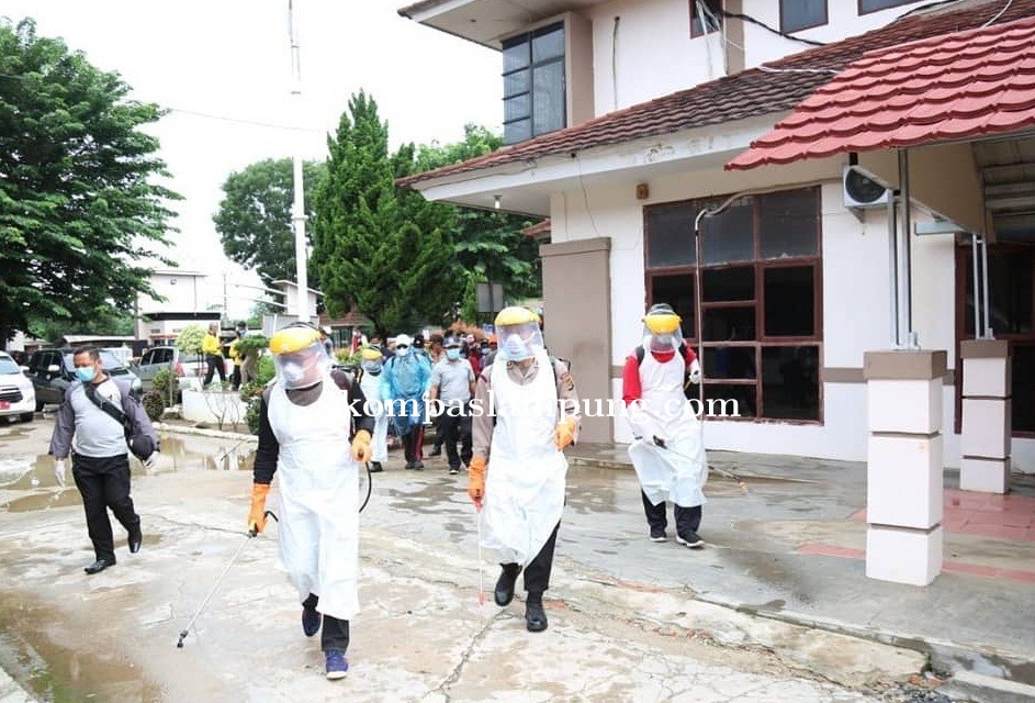 Pemkab Lamtim Lakukan Penyemprotan Disinfektan Di Gedung Islamic Center Dan RSUD Sukadana