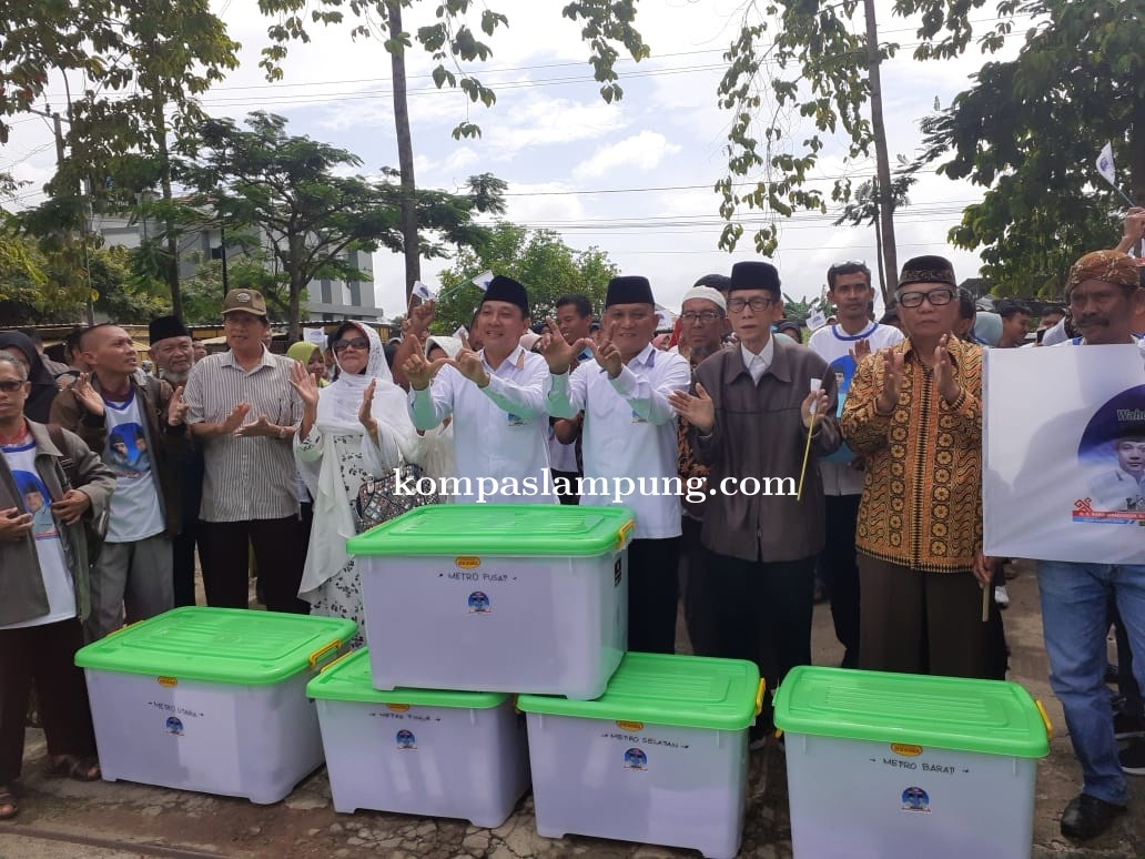 Dengan Menaiki Delman Pasangan Wahdi Dan Qomaru Menyerahkan Berkas KTP Dan Surat Dukungan