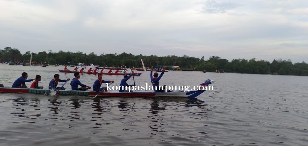 HUT Mesuji Ke-11 Tahun, Mengadakan Perlombaan Balap Perahu di Sungai Wiralaga
