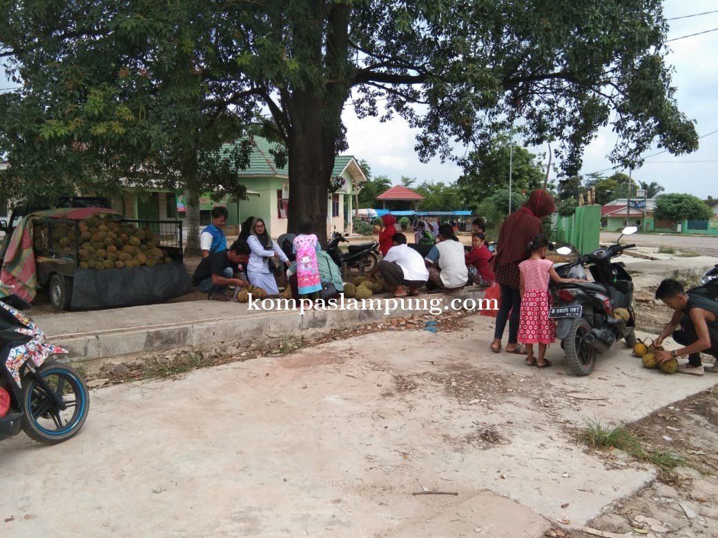 Pedagang Durian Dari Muara Dua Mengaku Senang Berjualan Di Mesuji