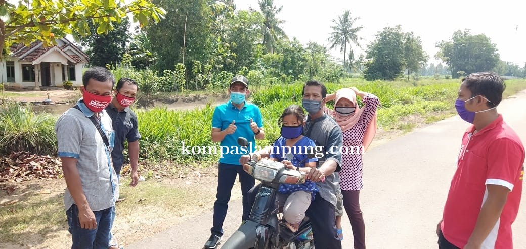 Anggota DPRD Dari Praksi Partai Demokrat Lampung Timur Bagikan Masker Secara Gratis