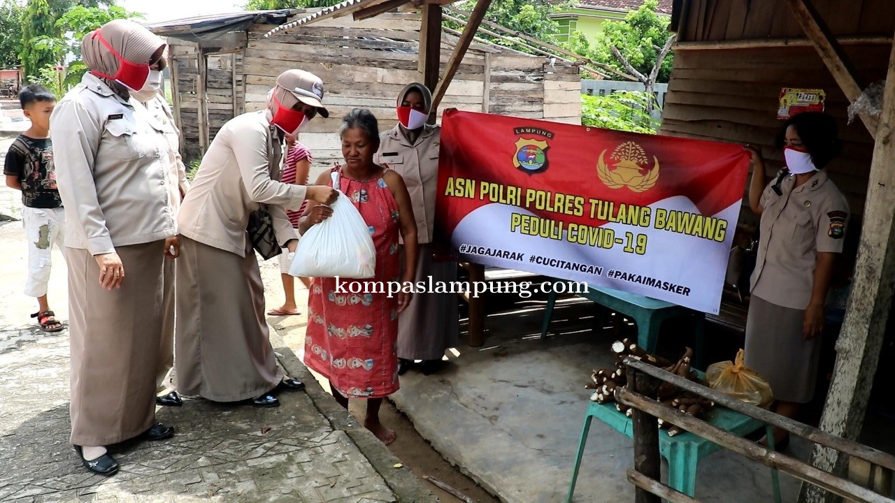 ASN Polres Tulang Bawang Bagikan Paket Sembako