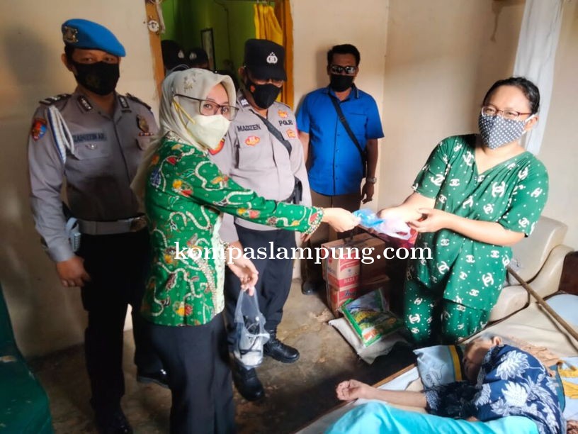 Bakti Sosial Jum’at Berkah, Polsek Trimurjo Bantu Masyarakat Terdampak Ditengah Pandemi Covid-19