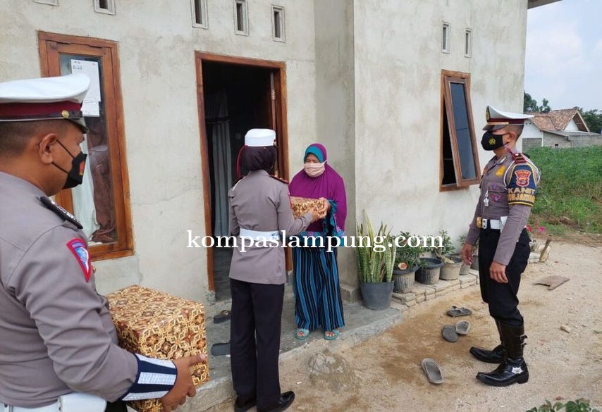Jum’at Berkah: Sat Lantas Polres Lamteng Salurkan Bantuan Untuk Masyarakat Terdampak Pandemi Covid-1