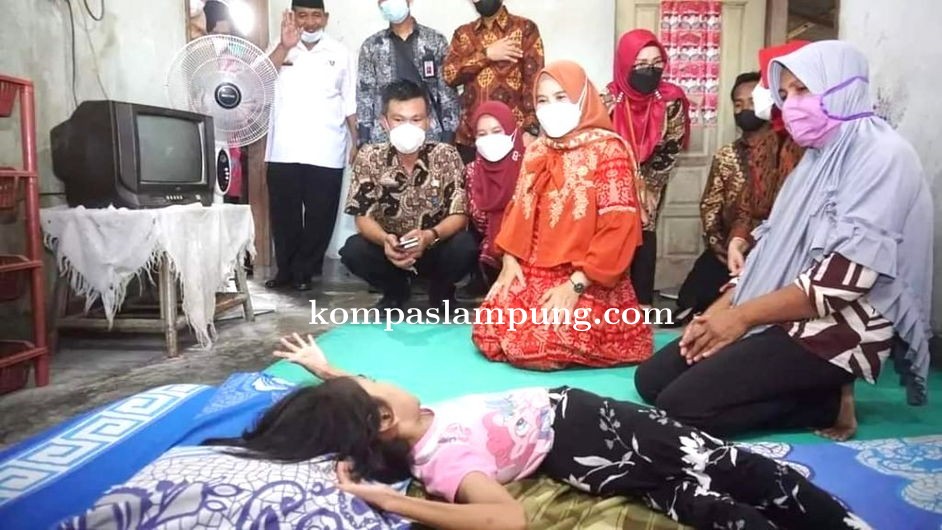 Ketua TP PKK Lamsel Salurkan Bantuan Kepada Penderita Kongenital dan Janda Jompo di Jati Agung