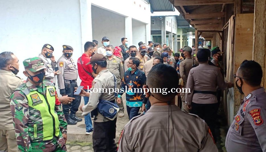 Gabungan TNI POLRI dan Pol PP Segel Lapo Tuak di Pasar Tejosari Metro Timur 