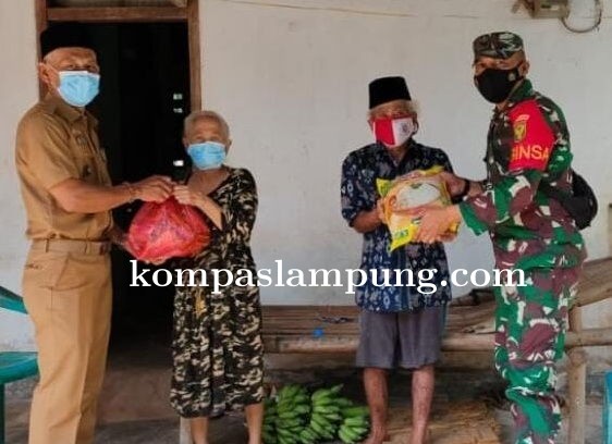 Babinsa Koramil 06/Purbolinggo Bersama Kades Tanjung Kesuma Berikan Tali Asih Sembako