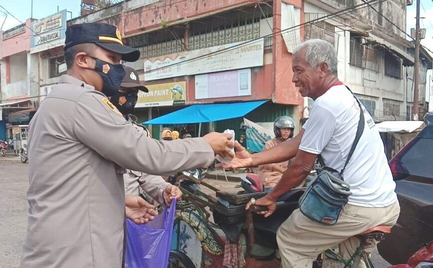 Jum’at Berkah, Kapolsek Terbanggi Besar Membagikan Nasi Bungkus Ke Warga