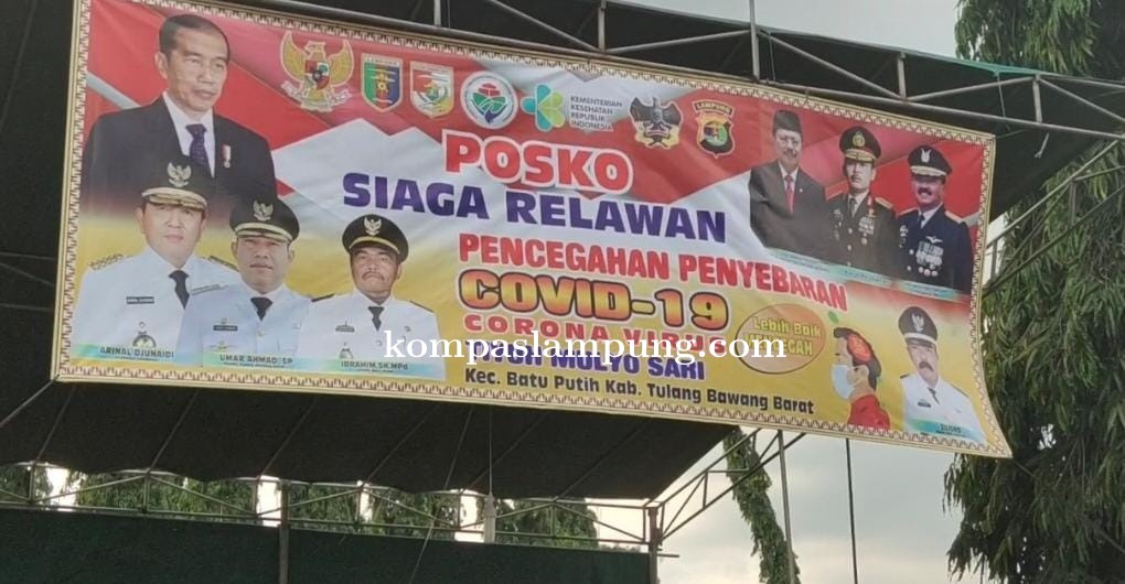 Aparatur Mulyo Sari Kec Batu Putih Menyemprotkan Disinfektan Setiap Kendaraan Yang Hendak Masuk