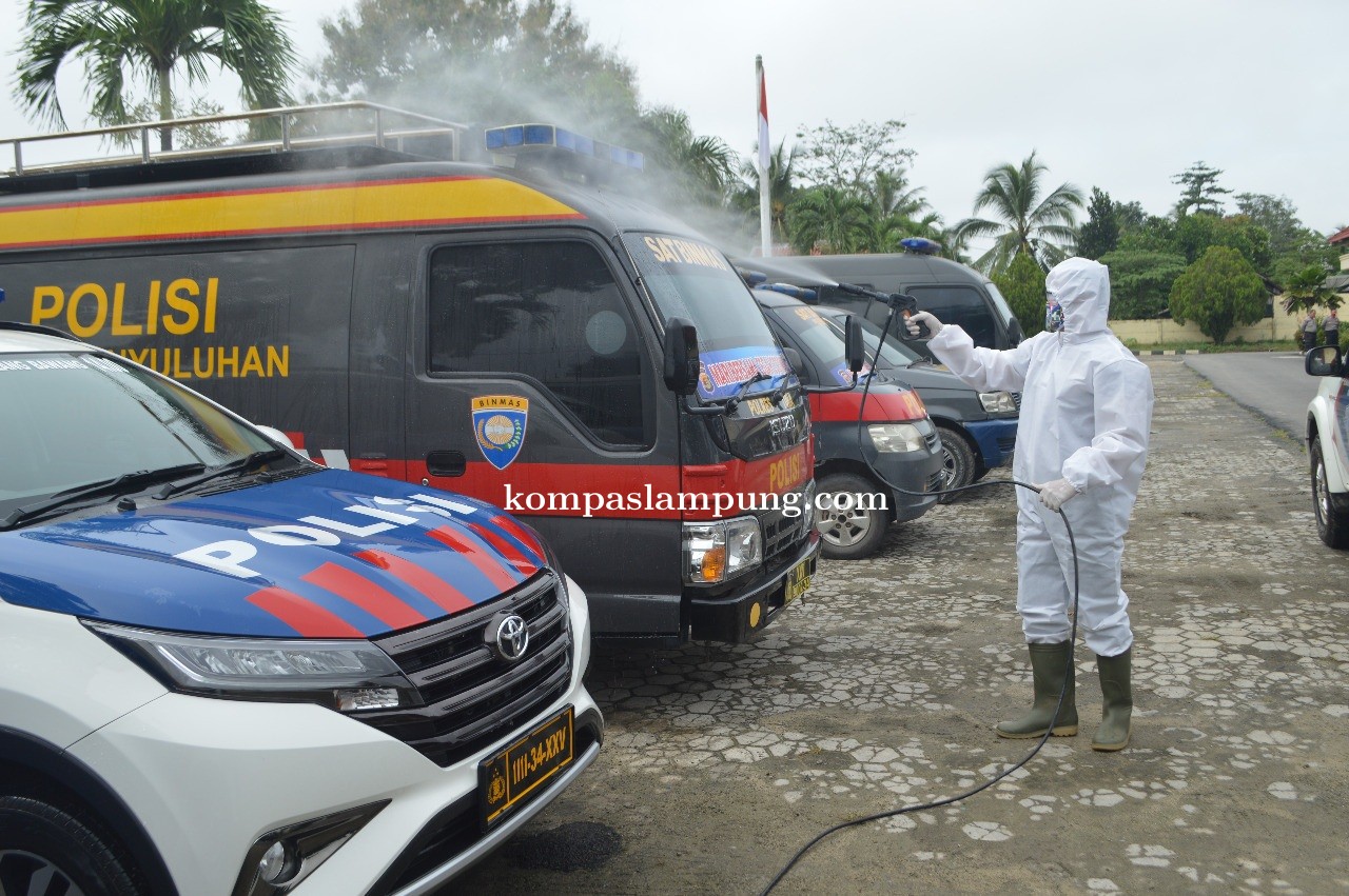 Polres Tulang Bawang Semprotkan Desinfektan Pada Kendaraan Dinas