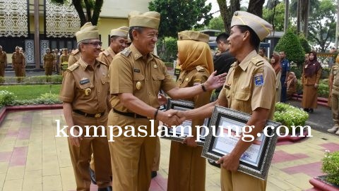  Wakil Walikota Metro Djohan menyerahkan Reward Kepada OPD Berprestasi Dan Disiplin