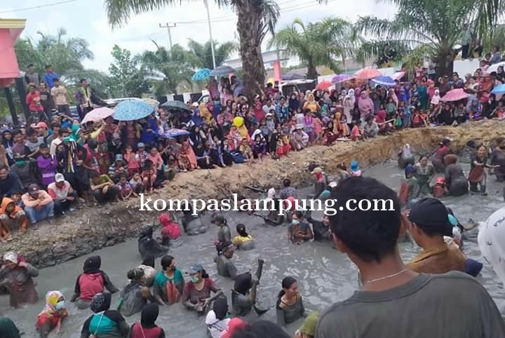 Mesuji Perayaan Hut Mesuji Ke 11 Yang Di Isi Dengan Lomba Tangkap Ikan Di Kolam