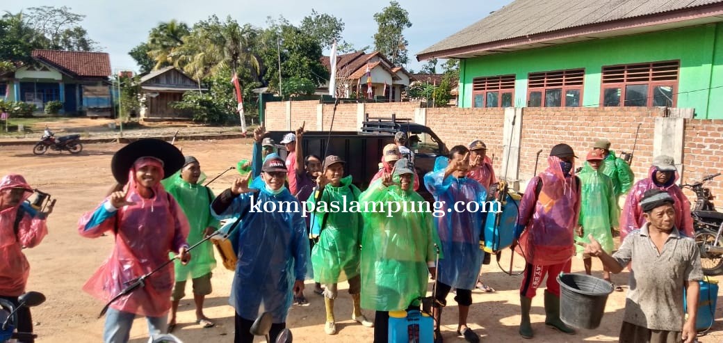 Cegah Corona Tiyuh Indraloka Jaya Lakukan Penyemprotan Desinfektan Hasil Racikan Sendiri