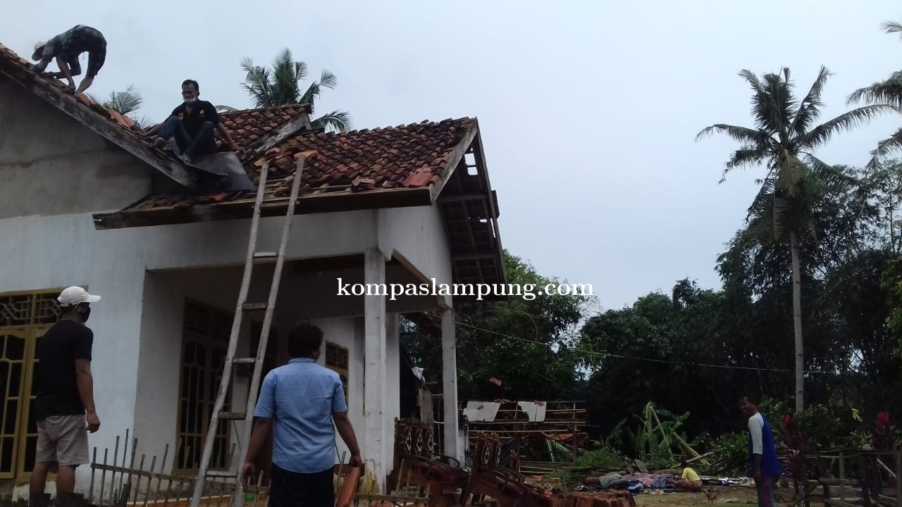 Angin Puting Beliung Rusak Puluhan Rumah Dan 1 Rumah Ibadah