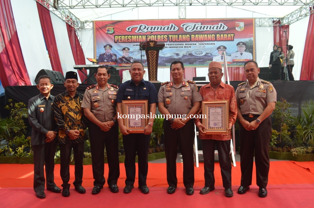 Kapolda Lampung Berikan Piagam Kepada Warga Di Momen Peresmian Polres Tulang Bawang Barat