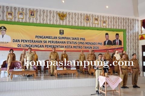Walikota Metro Achmad Pairin Serahkan SK Kepada 251 PNS Formasi 2018